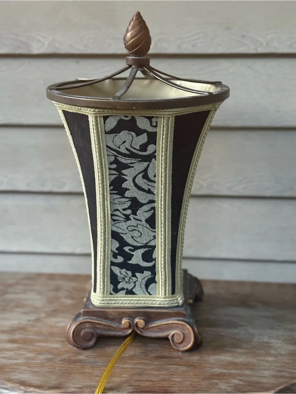 VTG Oriental-style accent lamp features a square base, an octagonal body